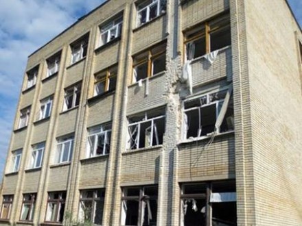 Бойовики «ДНР» обстріляли школу в Красногорівці