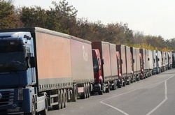 На кордоні з Росією затримано понад 100 українських вагонів і півсотні авто