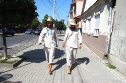 Двоє українців босоніж вирушили в піший тур по Україні