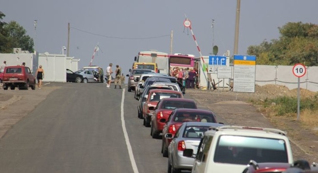 На пунктах пропуску утворилися автомобільні черги на в’їзд з окупованої частини Донбасу 
