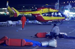 Терорист на вантажівці в Ніцці проїхав по натовпу два кілометри - The Guardian 