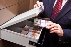 Невідомі обчистили банківські комірки на 13 млн грн