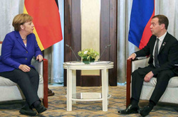 Меркель і Медведєв обговорили виконання мінських угод в Україні