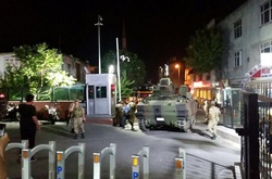 Танки відкрили вогонь біля будівлі парламенту Туреччини