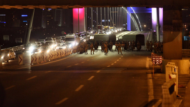 Солдати стріляють в людей на мосту через Босфор: є поранені