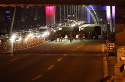 Солдати стріляють в людей на мосту через Босфор: є поранені