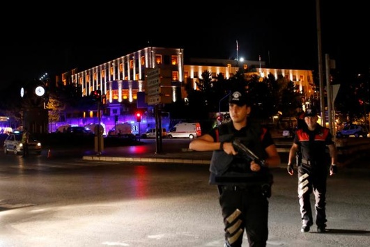 Під час вибуху скинутої на парламент Туреччини бомби постраждали 12 осіб