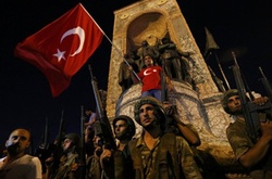 Босфорський міст частково відкрили після здачі повстанців владі