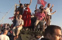 Прихильники Ердогана святкують кінець заколоту на танках, залишених військовими