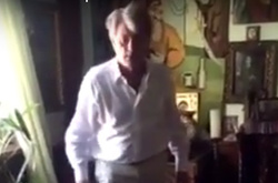 Як Ющенко з пилососом в руках бореться зі шкідниками: «Моль, скотиняка!»