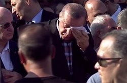 На похороні соратника Ердоган не витримав і заплакав