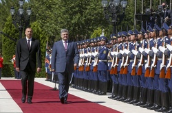 Петро Порошенко між Баку та Єреваном