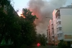 У центрі Полтави після удару блискавки зайнялася житлова п'ятиповерхівка