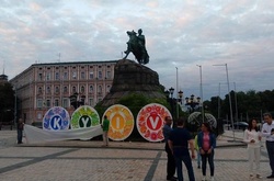 В столиці з'явилися гігантські тарілки з Петриківським розписом