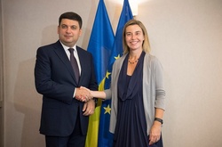 Гройсман розказав, як його похвалила Федеріка Могеріні