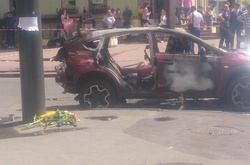 Люди несуть квіти на місце загибелі Шеремета 