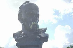 В окупованому Сімферополі пам'ятник Шевченку розмалювали у кольори українського прапора 