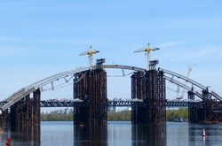 Два підлітки впали з недобудованого Подільського мосту в Києві