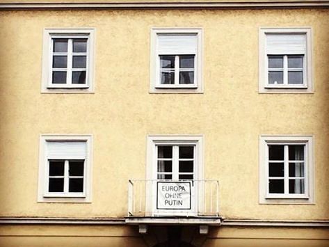 В Мюнхені з’явилися антипутінські плакати біля російського консульства