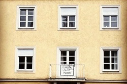 В Мюнхені з’явилися антипутінські плакати біля російського консульства