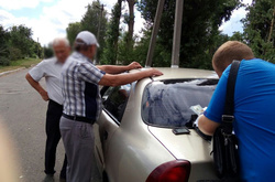 На Донеччині голову та юриста селищної ради затримали на хабарі