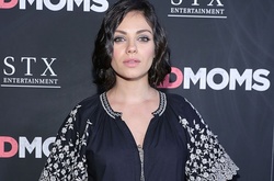 Беременная Мила Кунис надела вышиванку на премьеру фильма