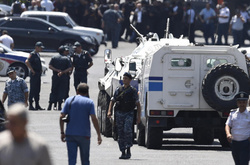 У Єревані із захопленої будівлі поліції звільнили двох заручників