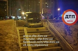 У Києві авто влетіло у підземний перехід