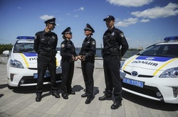 Троє п'яних співробітників поліції врізалися в дерево і стовп