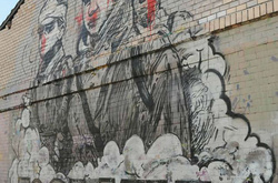 У Харкові невідомі облили червоною фарбою мурал з Героями Крут