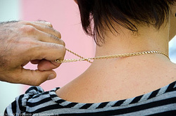 Злочинець зривав ланцюжки з жертв прямо на вулиці