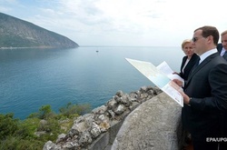 До окупованого Криму прибув Медведєв