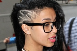 Новый тренд: сбритые женские виски с узорами