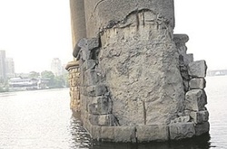 На мосту Патона обвалився граніт