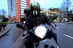 Поліція затримала у Києві двох іноземців, які на мотоциклі грабували автівки 