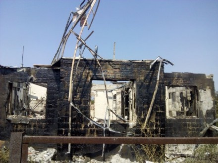 В Авдіївці через обстріл бойовиків згорів будинок