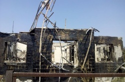 В Авдіївці через обстріл бойовиків згорів будинок