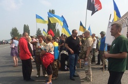 Під Києвом хресний хід зустрічають люди в камуфляжі 