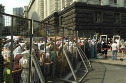 Біля Кабміну – сотні учасників хресного ходу