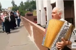 Хресний хід під акомпанемент гімну Києва