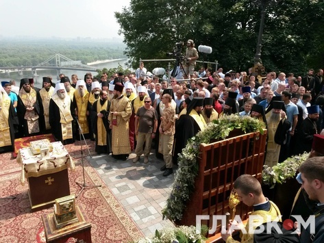 В Києві після молебню госпіталізували двох осіб