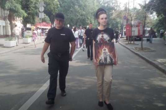 Хресний хід: Правоохоронці вивели активісток з іконою «Кирило у пеклі»