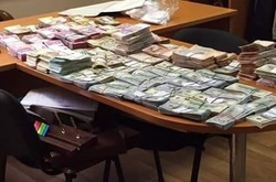 На хабарі затримані посадові особи однієї з податкових інспекцій Києва