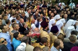 Учасники хресного ходу московської церкви розпочали вечірній молебень