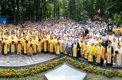 Патріарх Філарет проводить молебень на Володимирській гірці в Києві