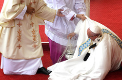 Папа Римський впав під час святкової меси в Польщі