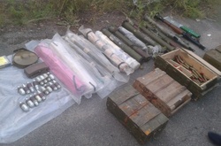 Поблизу Дніпра СБУ виявила схрон із великим арсеналом зброї