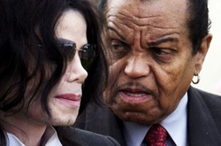 Врач Майкла Джексона: Поп-короля изнасиловал собственный отец 