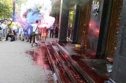 Активісти облили кров'ю двері Генпрокуратури 