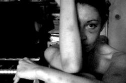 У Києві побили і пограбували журналістку